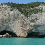 Grotte del Bue Marino � Situate nel territorio del comune di Dorgali (Nuoro) nella costa orientale della Sardegna, queste grotte marine lunghe 15 chilometri permettono la visione di stalattiti e stalagmiti che si specchiano nelle acqua di un lago sotterraneo salato. Il loro nome deriva dall'appellativo sardo della foca monaca, che un tempo viveva su questa costa